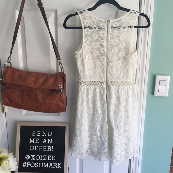 Lace open back dress - Picture 4 of 4